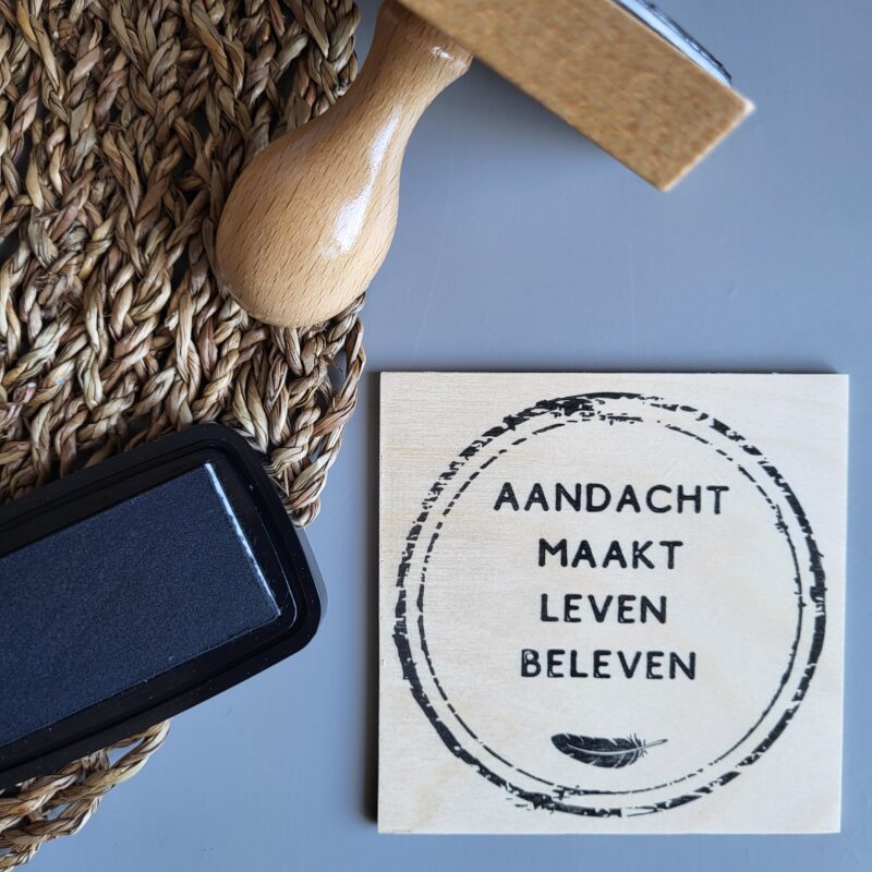Stempeltjeswijsheid op hout: Aandacht