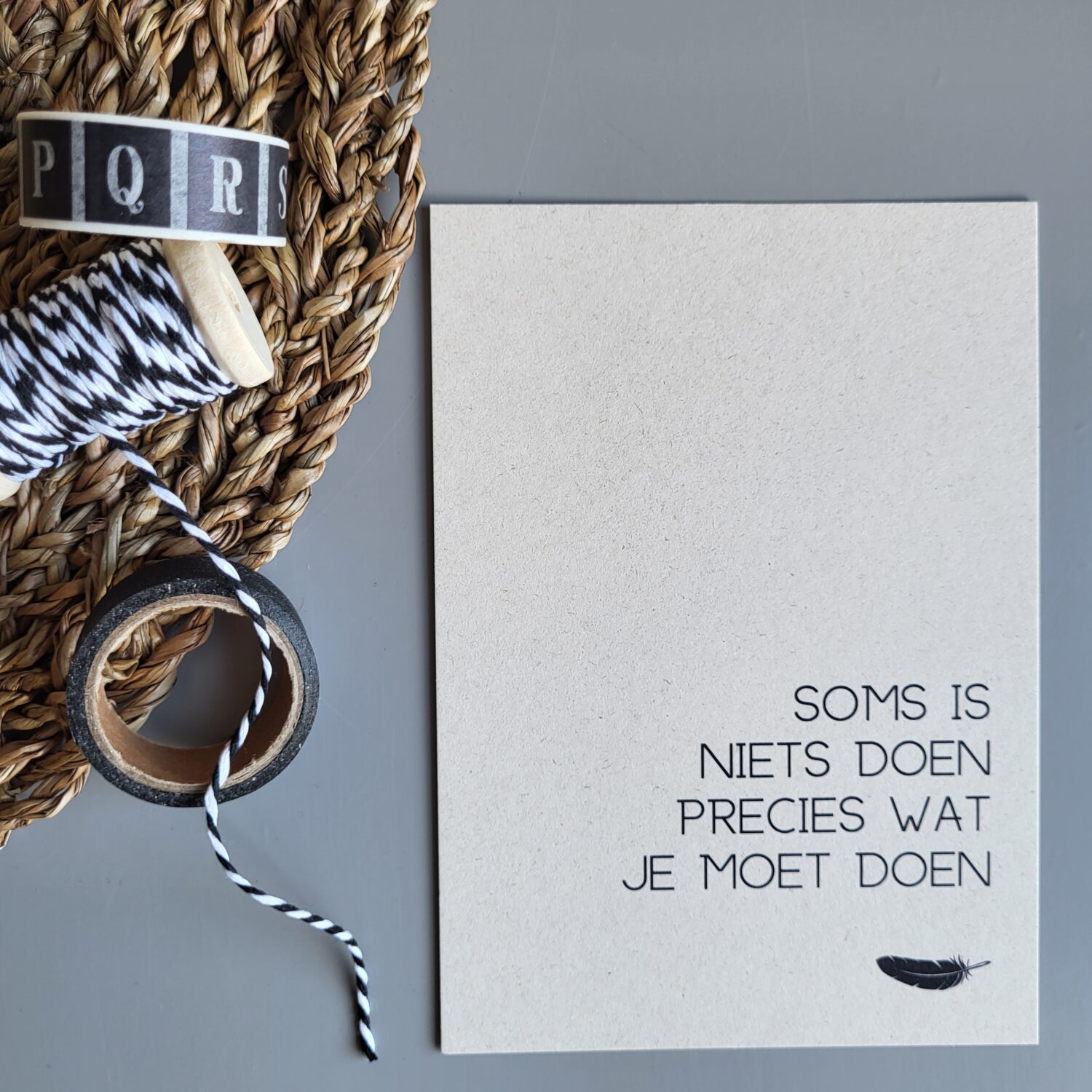 Kaart met quote Soms is niets doen precies wat je moet doen