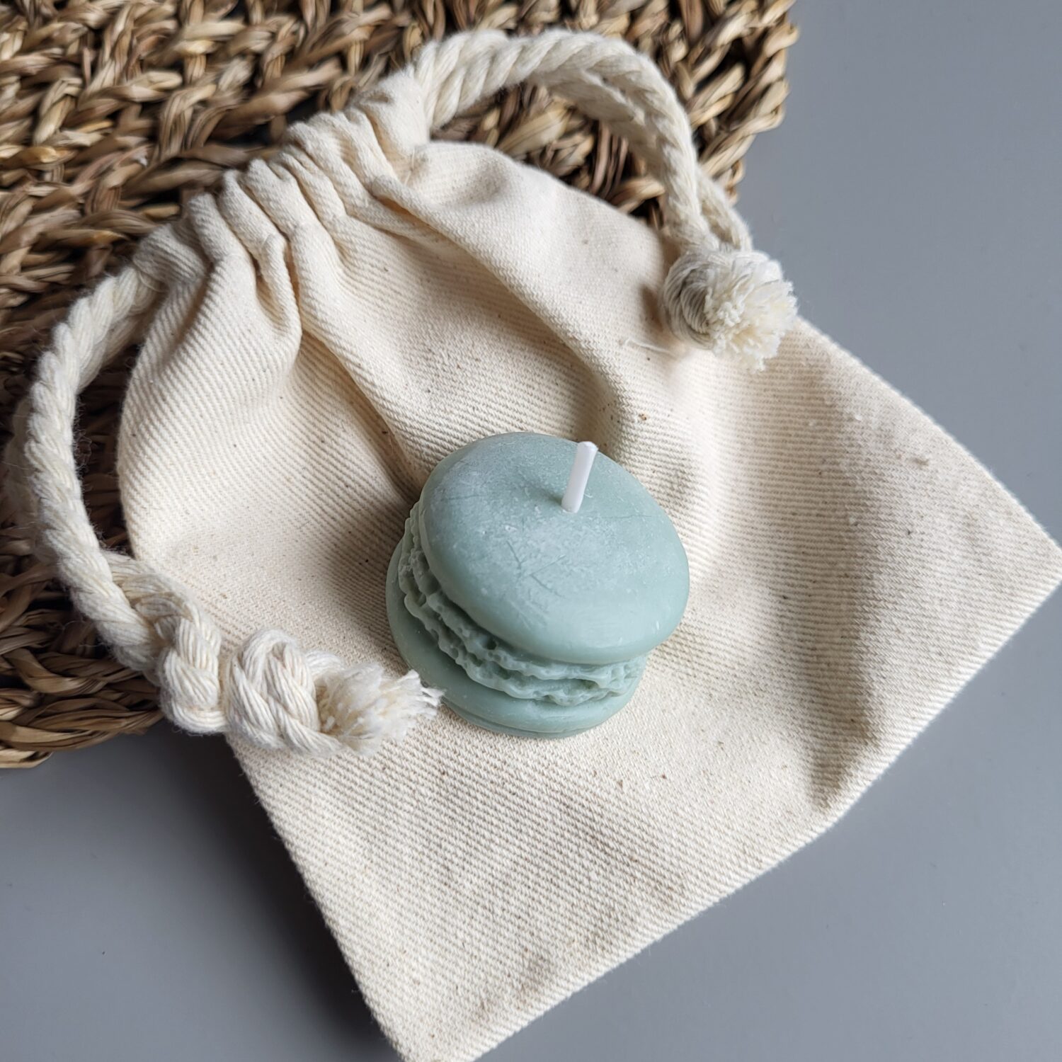 Brievenbuscadeautje macaron-kaars - met gedichtkaartje naar keuze